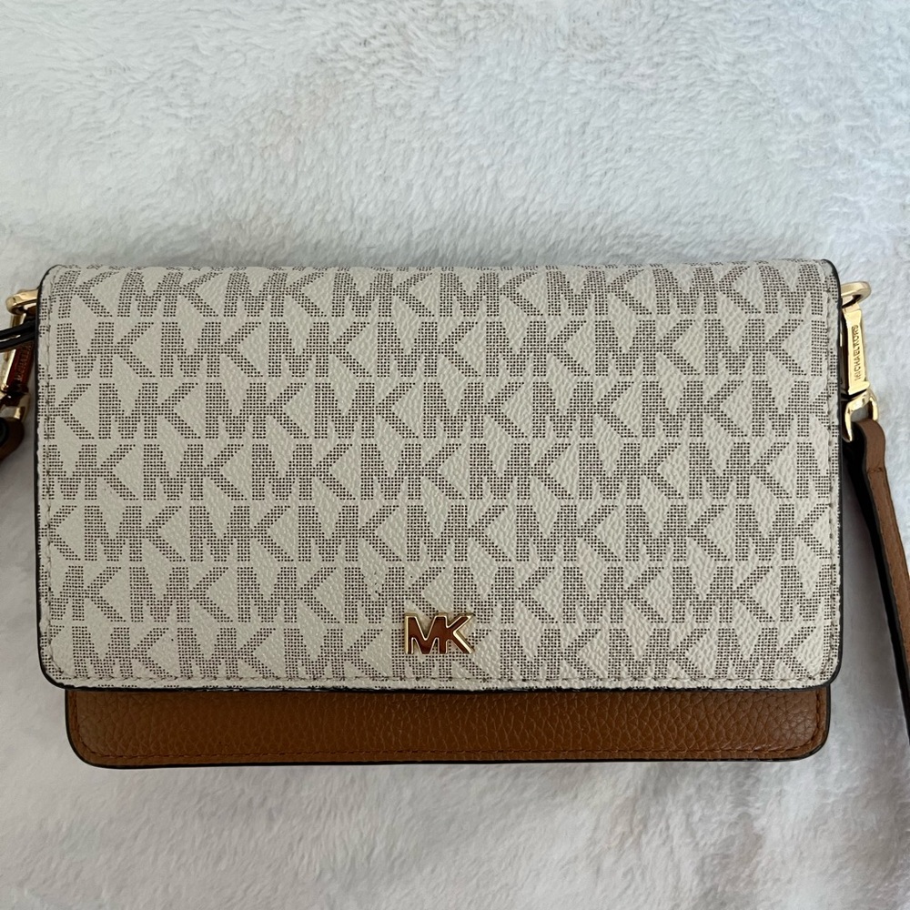 MICHAEL KORS
JET SET CHARM SMALL PHONE CROSSBODY VANILLA